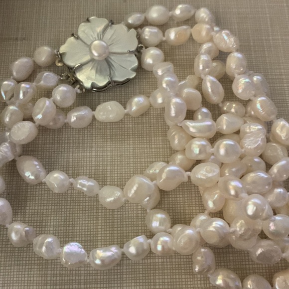 Beautiful 3 rows natural white cultured Baroque beads MOP silver flower clasp - Picture 6 of 11